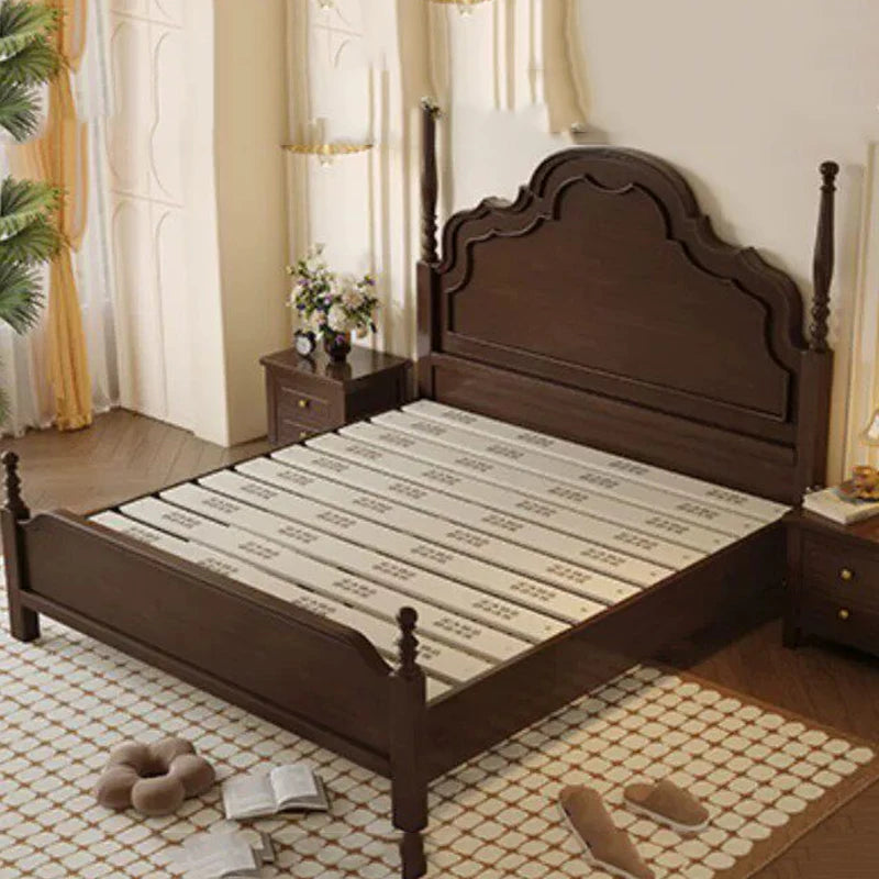 lit double bois classique marron foncé moderne minimaliste draps motifs floraux oreillers coussin tapis