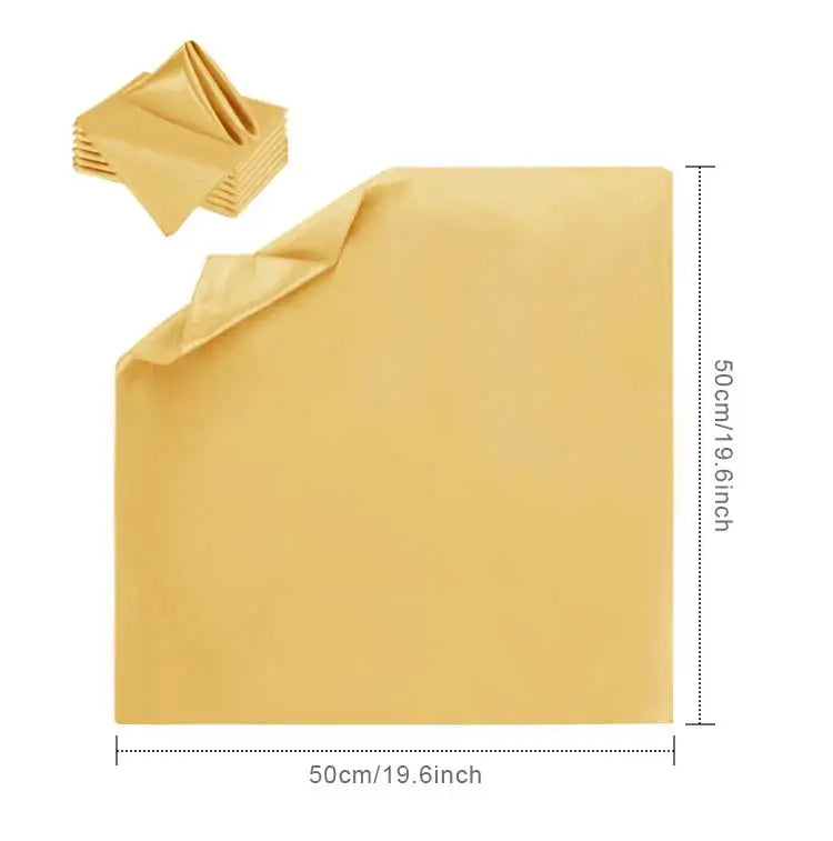 Ensemble de serviettes de table carrées en tissu jaune clair.