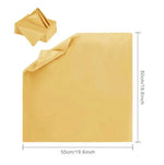 Ensemble de serviettes de table carrées en tissu jaune clair.