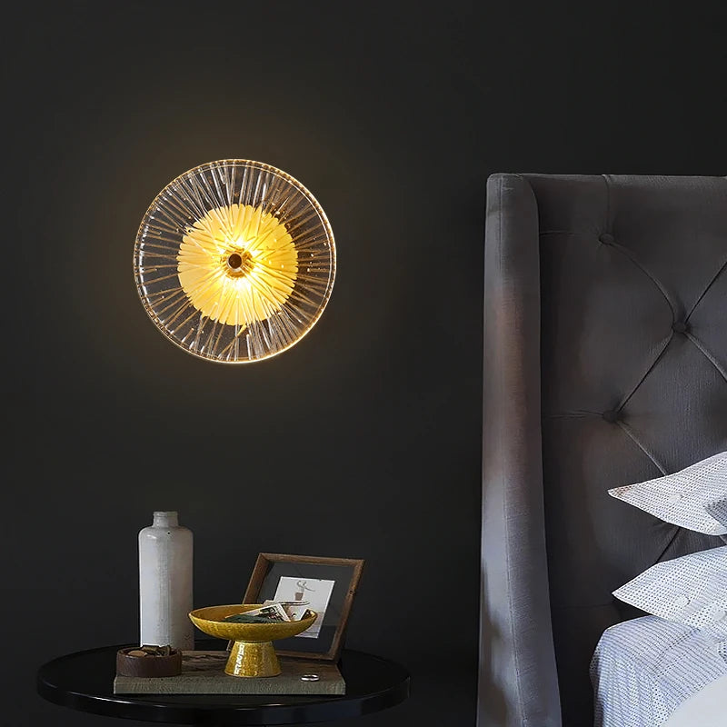 Applique murale LED blanche en cristal moderne installée dans une chambre à coucher