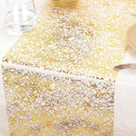 nappe brillante or rose motifs organiques semi transparent festive assiettes blanches couverts gâteau d'anniversaire