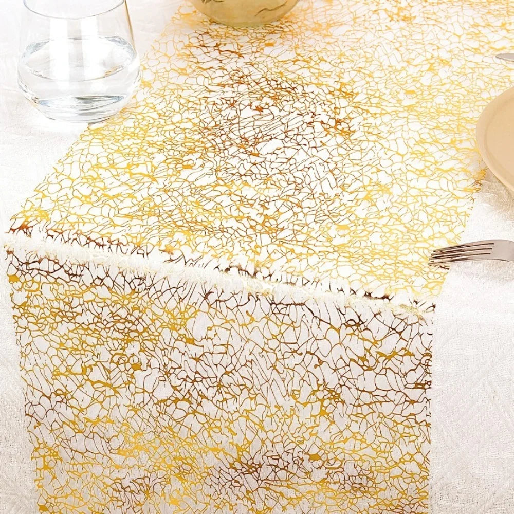 nappe brillante or rose motifs organiques semi transparent festive assiettes blanches couverts gâteau d'anniversaire