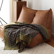 plaid motif géométrique vert olive gris moderne salon chambre