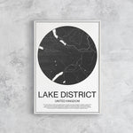 Un affiche minimaliste en noir et blanc représentant le district des lacs, une région connue pour ses paysages naturels et pittoresques dans le nord-ouest de l'Angleterre.