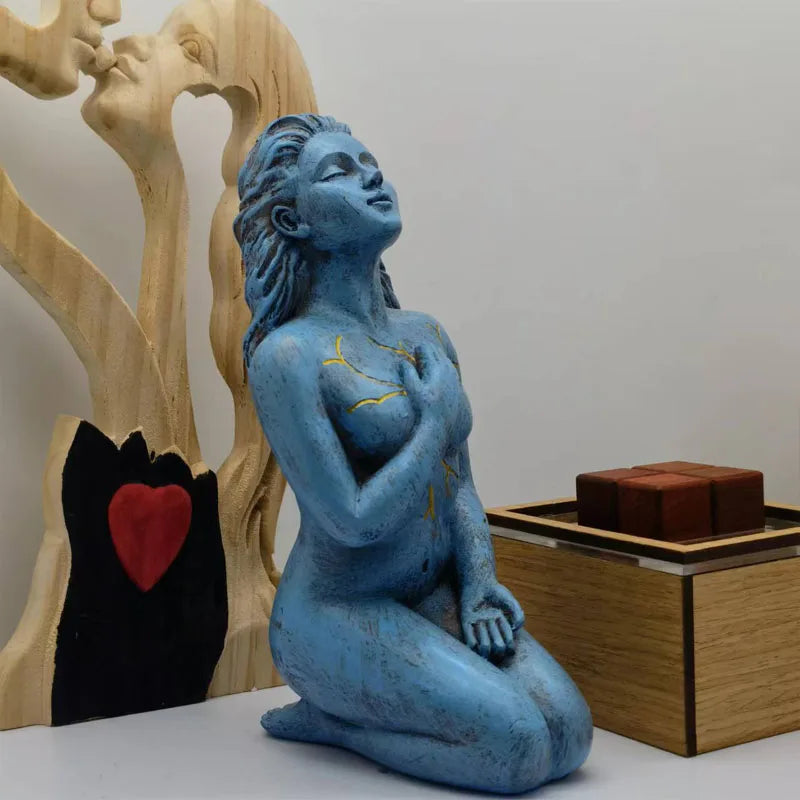 statue sculpturale résine bleue dorée cœur bois décor artistique méditation espace zen chambre