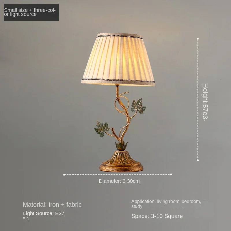 lampe table classique abat jour rayé beige ornement métal doré feuilles vertes interrupteur câble