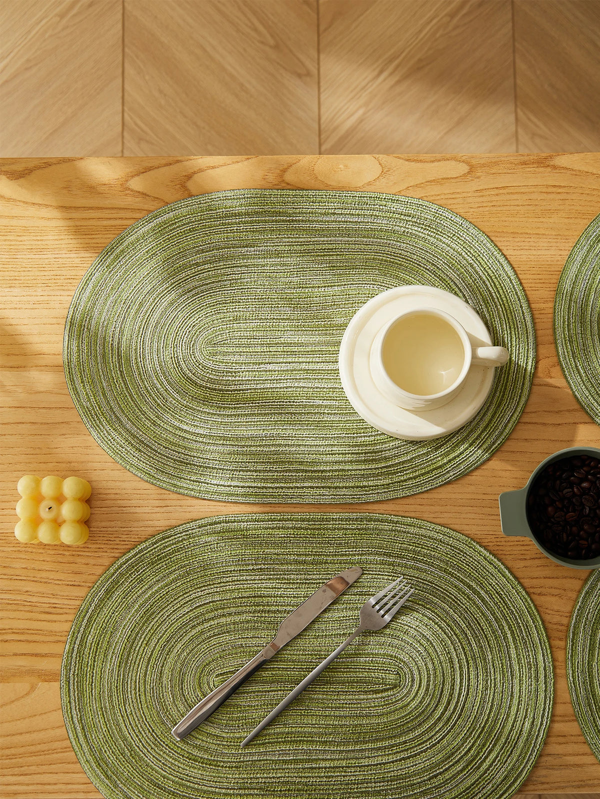 Set de table noir style japonais sur table blanche