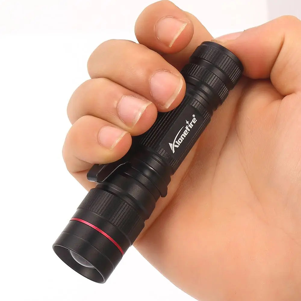 lampe torche rouge noir zoomable 3w led intense compact moderne clips adjustable