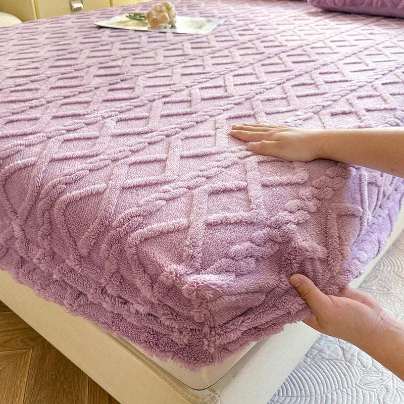 Une couverture douce et moelleuse de couleur violette avec un motif texturé géométrique décorant un lit.