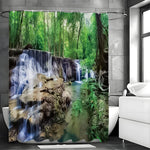 Rideau de douche cascade tropicale installé dans une salle de bain moderne aux murs anthracite, apportant une touche apaisante et immersive.