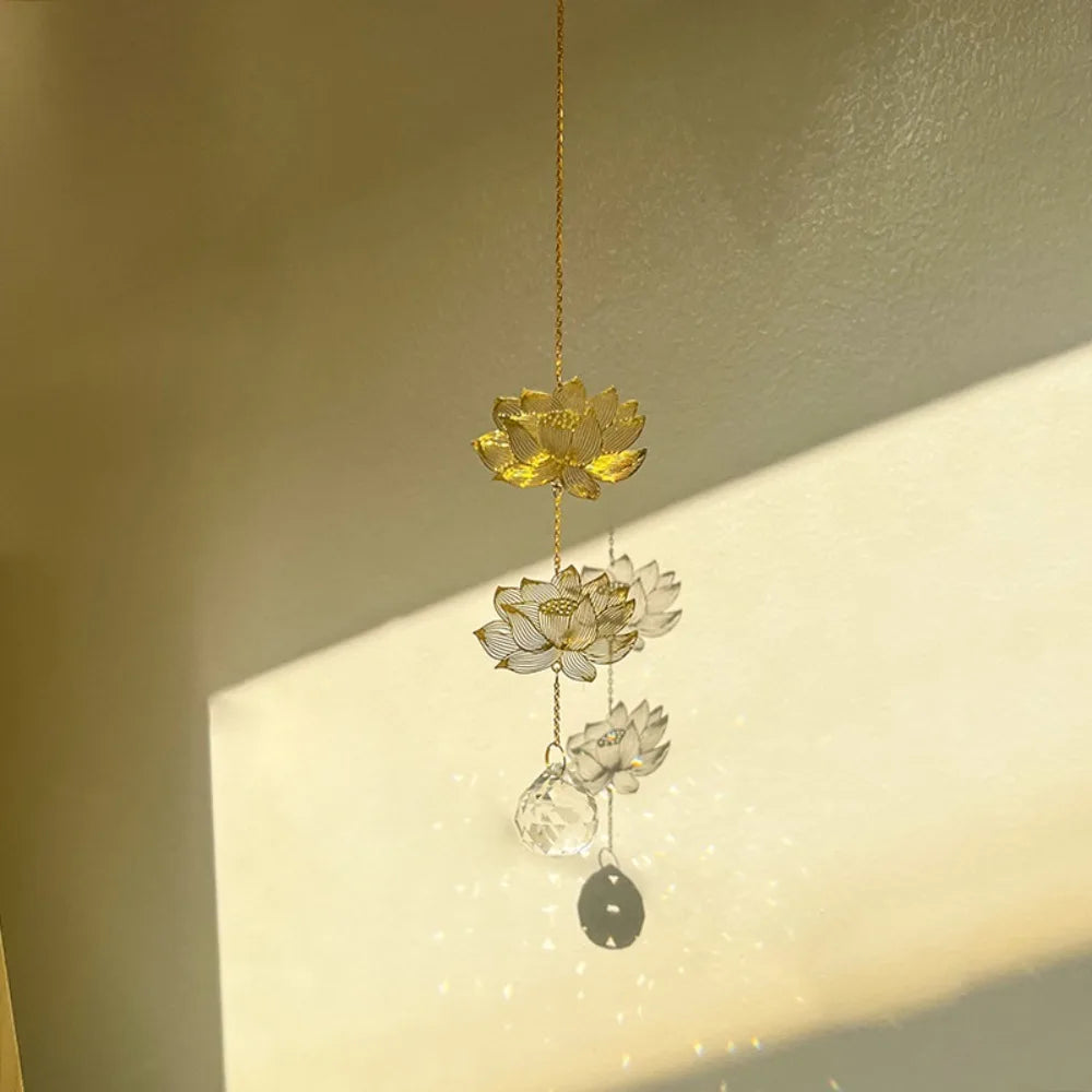 mobile décoratif doré transparent fleurs feuilles cristal chaîne dorée artisanal élégant fenêtre