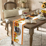 Une table d'automne accueillante, avec un chemin de table coloré, des fleurs, des fruits et des gourmandises, invitant à profiter d'un moment de détente.