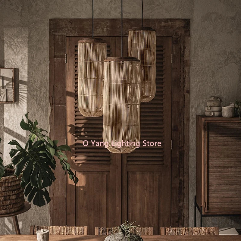 Suspension lumineuse raphia tressé rustique noir beige salon boho chic