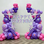 guirlande lettres birthday violet blanc moderne graphique confettis ballons gâteau assiettes verres