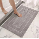 tapis bain doux gris classique bordure ornée antidérapant absorbant machine washable salle bain