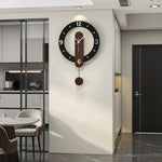 horloge murale minimaliste moderne cadran noir chiffres blancs pendule bois quartz aiguille étude salon
