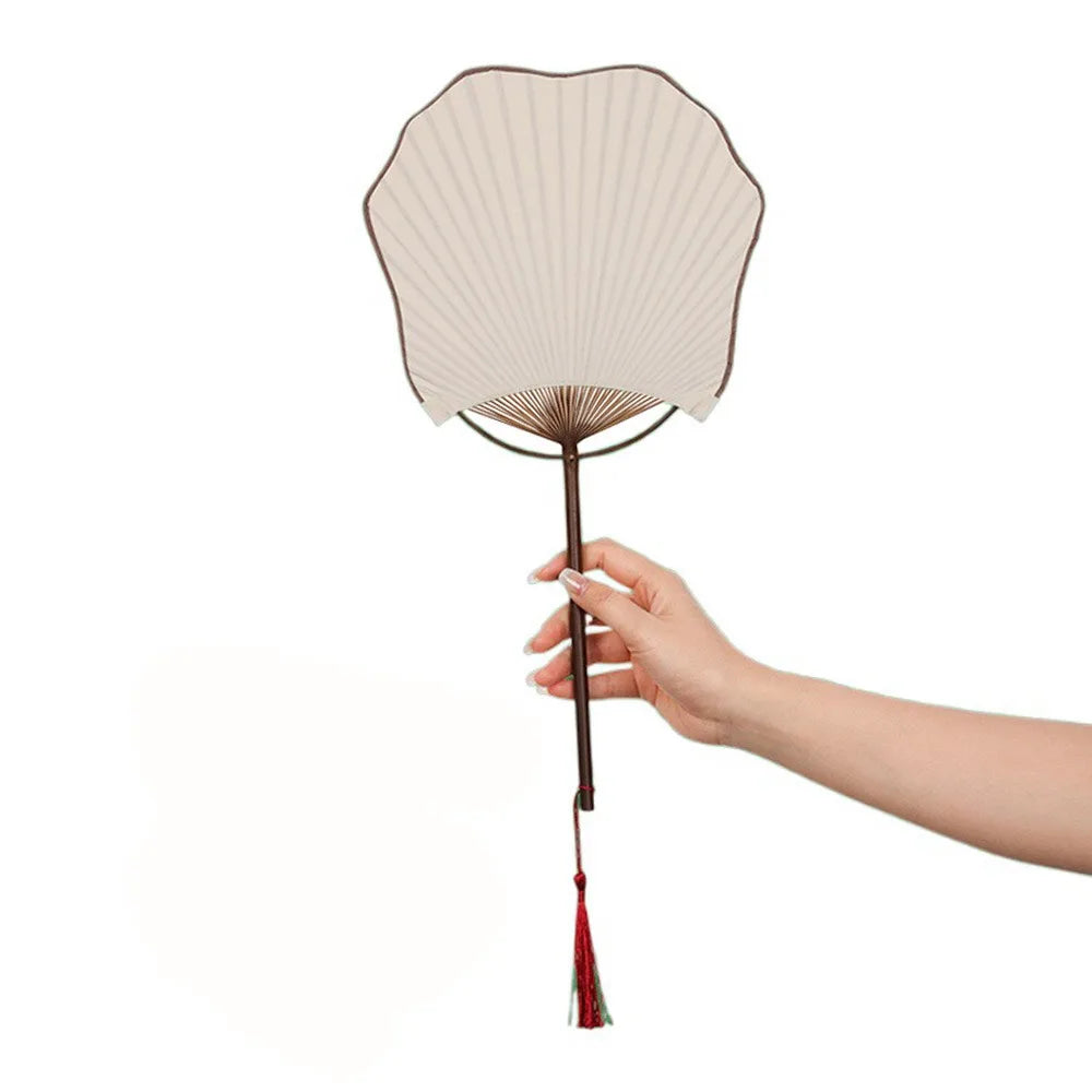 éventail traditionnel classique élégant papier fin motifs floraux poignée bois tassel rouge vert clair