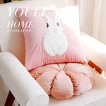 housse coussin forme lapin rose velours rayures blanches animal compagnie doux confortable décoration maison