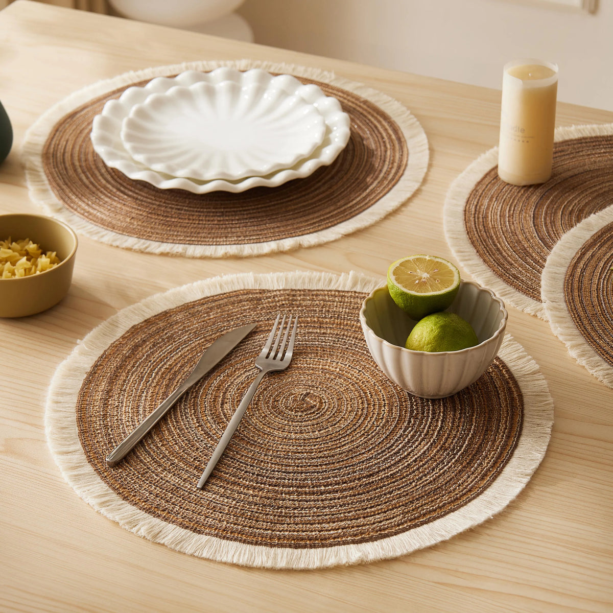 tapis table tressés spirale concentrique marron clair beige franges blanches rustiques naturels 38cm 4pcs