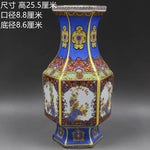Ce vase en porcelaine chinoise peint à la main présente un magnifique motif floral et géométrique dans des tons bleus, jaunes et rouges sur un fond blanc.