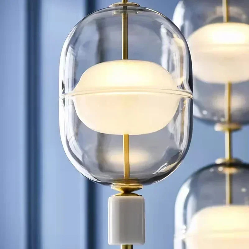 Lustre en verre installé dans un magasin de vêtements avec ambiance épurée