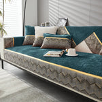 Un canapé confortable et élégant avec des coussins décoratifs aux motifs graphiques et des touches de couleurs chaudes pour un style contemporain.