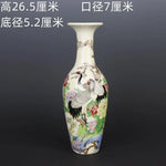 Vase délicat en porcelaine blanche orné de motifs floraux colorés et de grues élégantes, offrant une magnifique pièce décorative de style traditionnel chinois.