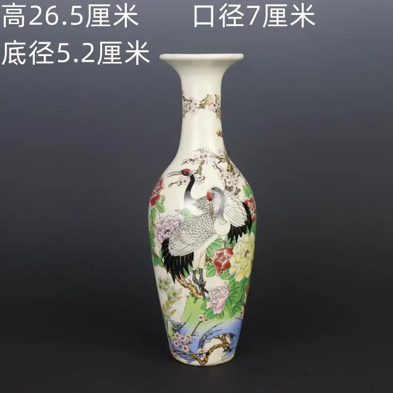 Vase délicat en porcelaine blanche orné de motifs floraux colorés et de grues élégantes, offrant une magnifique pièce décorative de style traditionnel chinois.