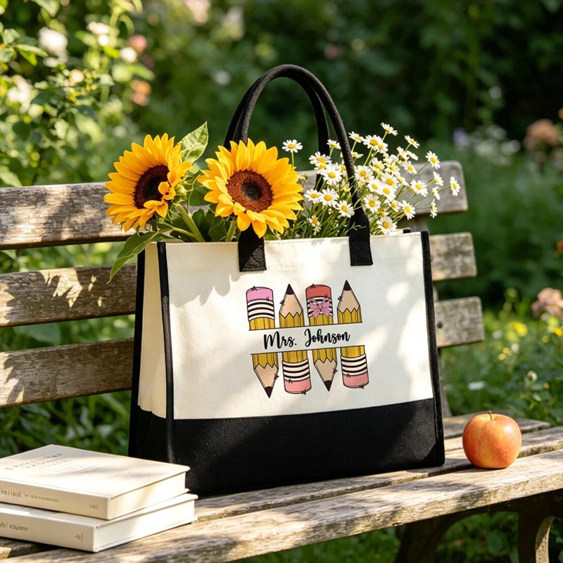 sac main moderne toile crayons colorés textes enseignants blanc noir retour école fête