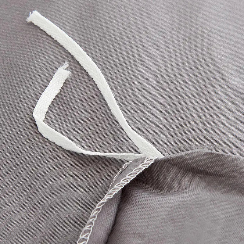 Housse de couette blanche dans une chambre décorée avec style
