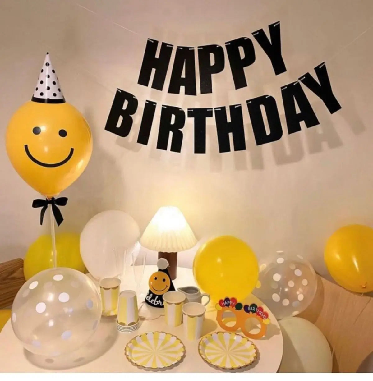 guirlande lettres anniversaire noir classique décoration fête happy birthday ballons assiettes gâteau