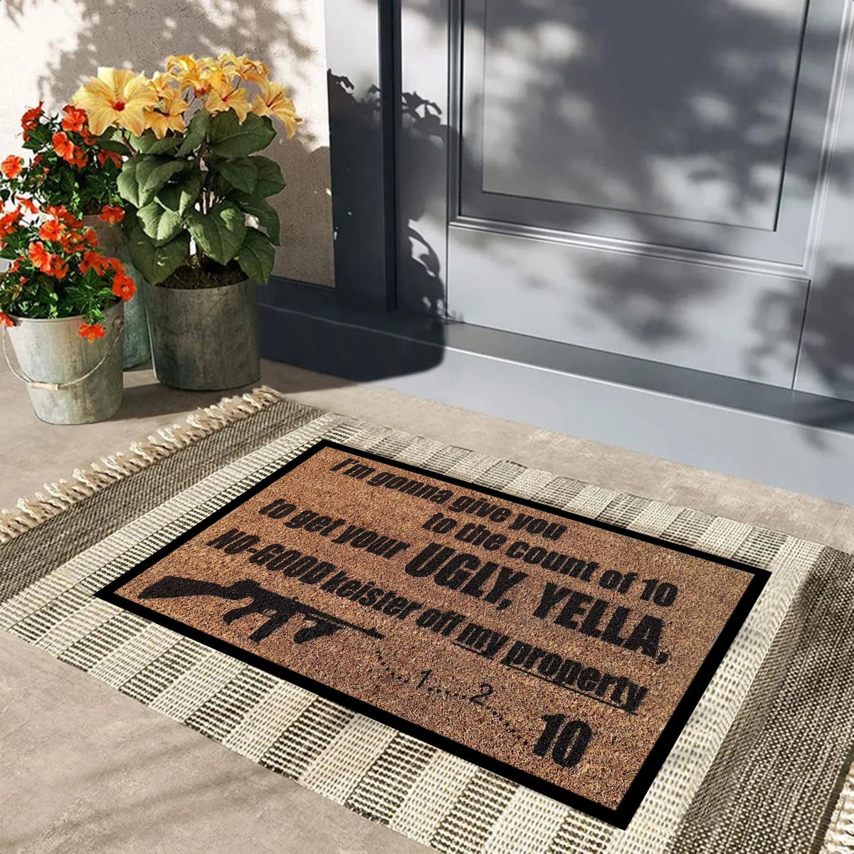 tapis porte antidérapant motif arme feu humoristique couleur marron noir gris blanc