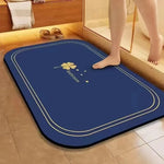 Tapis de bain bleu marine avec motif de trèfle à quatre feuilles.