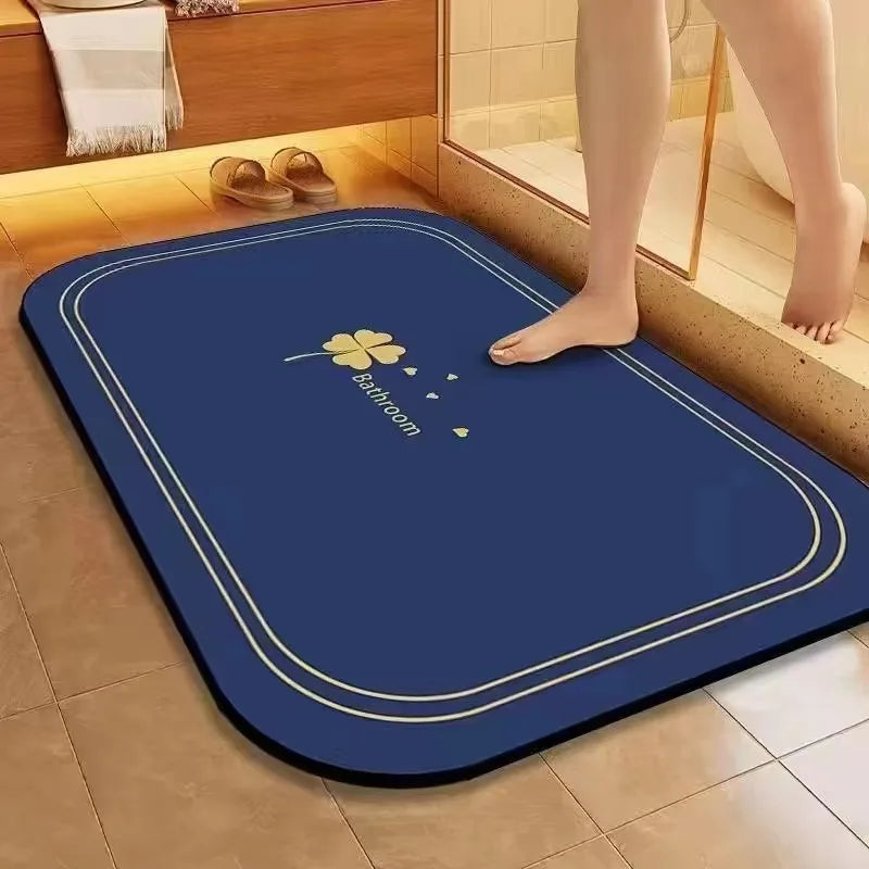 Tapis de bain bleu marine avec motif de trèfle à quatre feuilles.