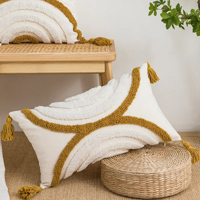 coussin décoratif boho chic blanc bleu marron beige doré motifs géométriques pompons coton