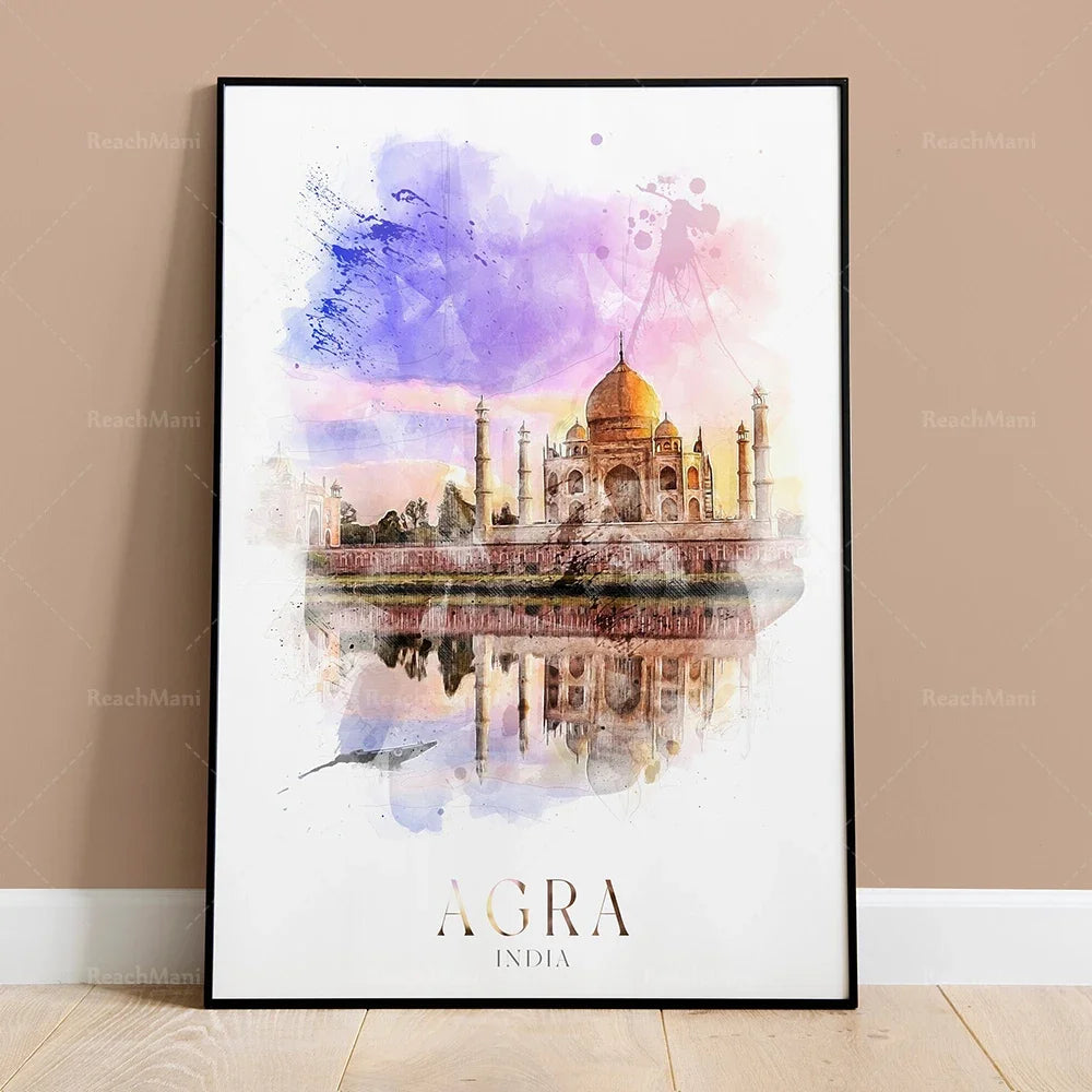 Une représentation artistique aquarellée du majestueux Taj Mahal, monument emblématique de la ville d'Agra en Inde, reflétée dans les eaux calmes qui l'entourent.
