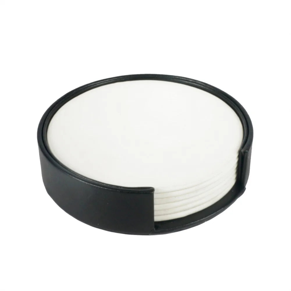 Un ensemble de sous-verres blancs ronds dans un boîtier noir élégant.