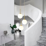 suspension lumineuse moderne or blanc sphères translucides pièces structure métal doré