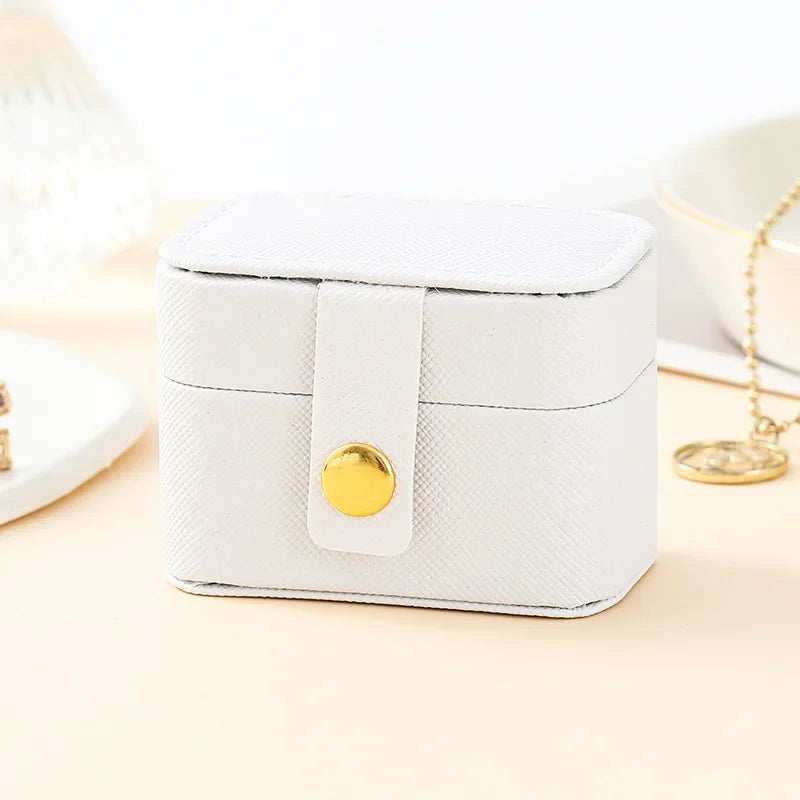 sac bijoux tressé boîtes grainées or élégantes bagues femmes voyage noir rose blanc minimaliste