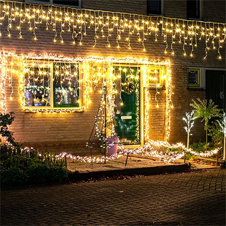 Guirlande solaire suspendue à un arbre pour décoration de Noël