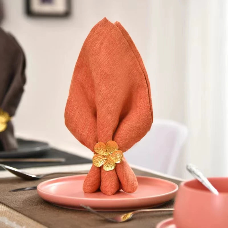 anneaux serviettes métal rose fleurs stylisées décoration table moderne élégante événement noël