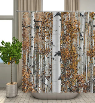 Rideau de douche aux motifs réalistes de troncs de bouleaux en automne, suspendu devant une baignoire, avec un citronnier en pot sur le côté.