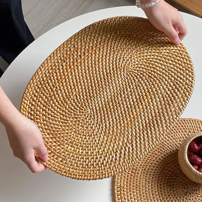 tapis table tressé motifs réguliers rustique naturel bol couvercle verre couteau bois assiette osier