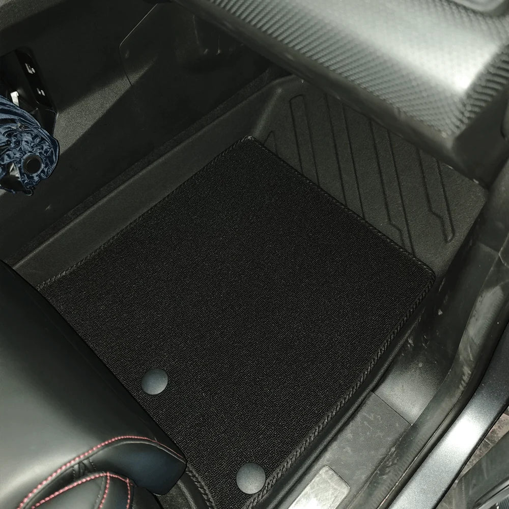tapis sol voiture noir rayures diagonales surface rugueuse moderne clips fixation résistant anti dérapant