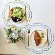 set table décoratif blanc motif fleur ondulé moderne élégant vert bleu or