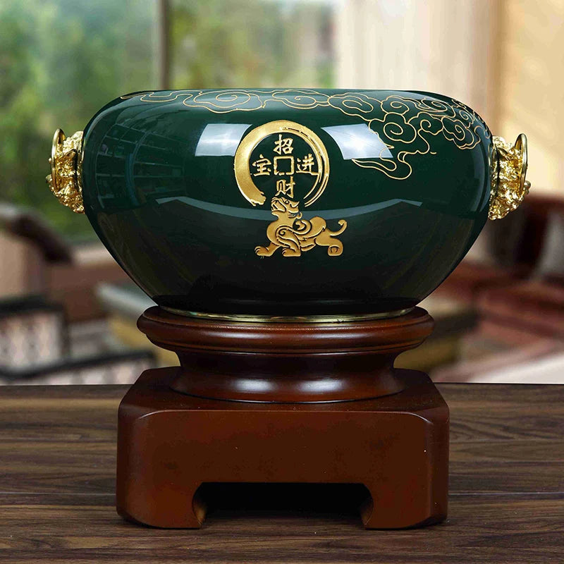 cache pot vert foncé ornementation dorée motifs floraux artisanal salon table decoration métal bois
