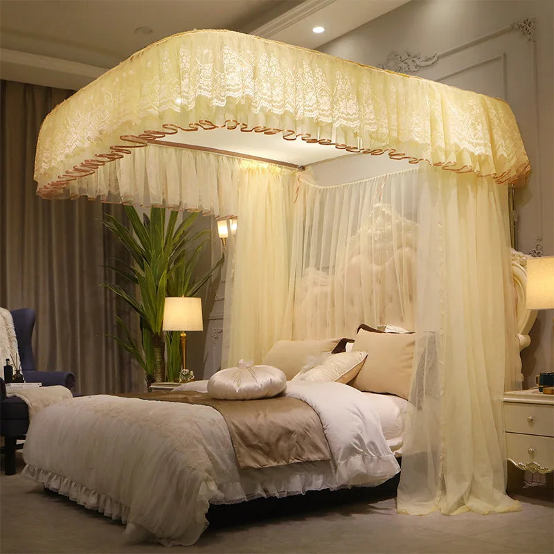 Une chambre d'hôtel luxueuse et élégante avec un lit à baldaquin, des rideaux ornés et des accents de style traditionnel.