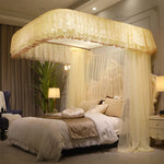 Une chambre d'hôtel luxueuse et élégante avec un lit à baldaquin, des rideaux ornés et des accents de style traditionnel.
