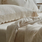Chambre décorée avec la couette d'été rétro et des coussins assortis