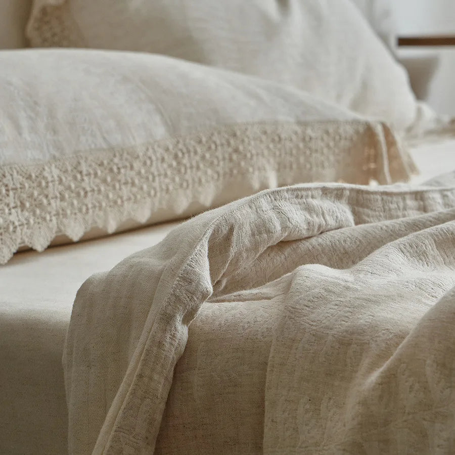 Chambre décorée avec la couette d'été rétro et des coussins assortis